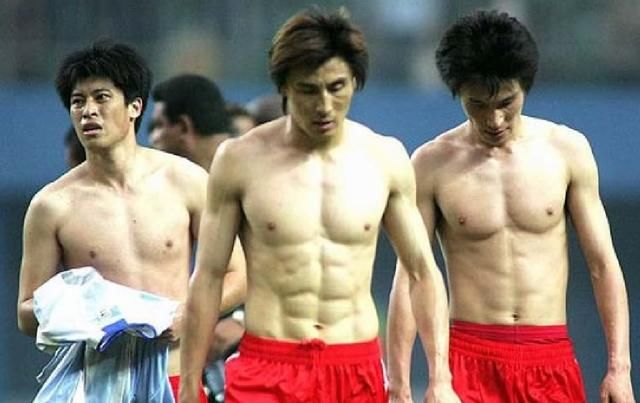 他是最霸气国足运动员,比赛现场锁喉日本队长