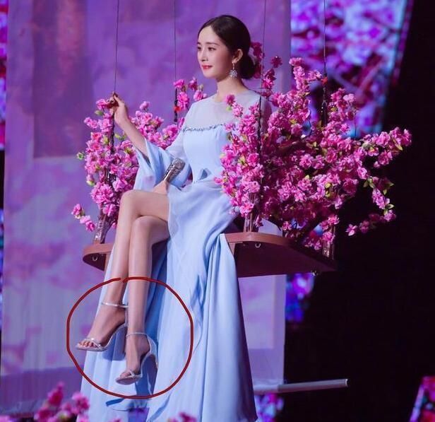 杨幂和李沁同穿蓝色开叉裙,一个仙气飘飘,一个