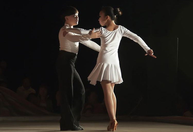 7岁女孩胸部发育,原因真的是跳拉丁舞吗