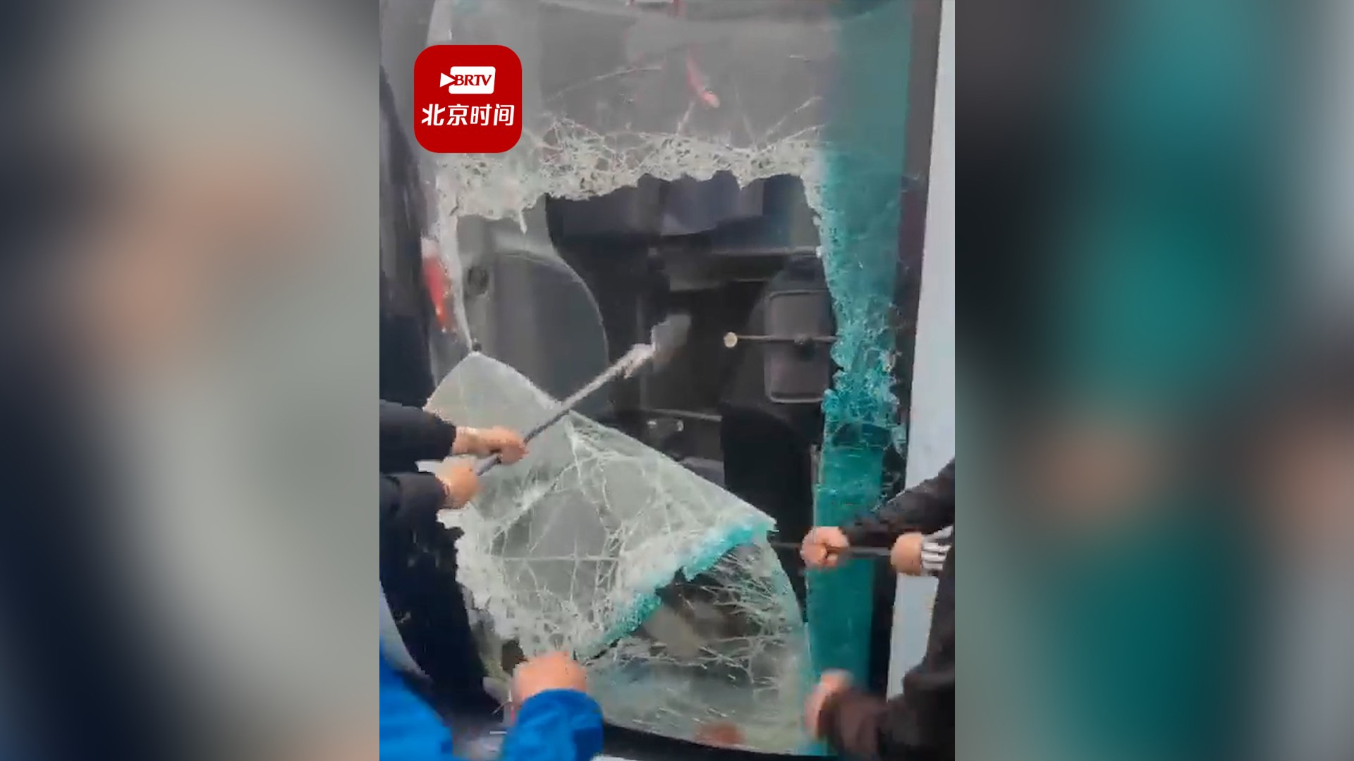 暖心！大连一客车雨天路滑侧翻 路过司机纷纷停车破窗救出20多人