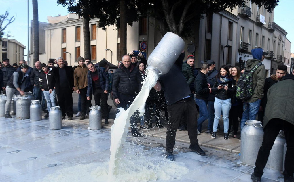 意大利奶农倾倒牛奶 抗议奶价格下跌