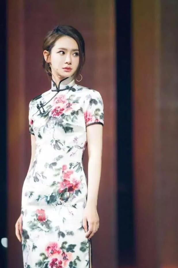 女星穿旗袍,杨幂热巴杨颖土成渣,戚薇美成仙!却