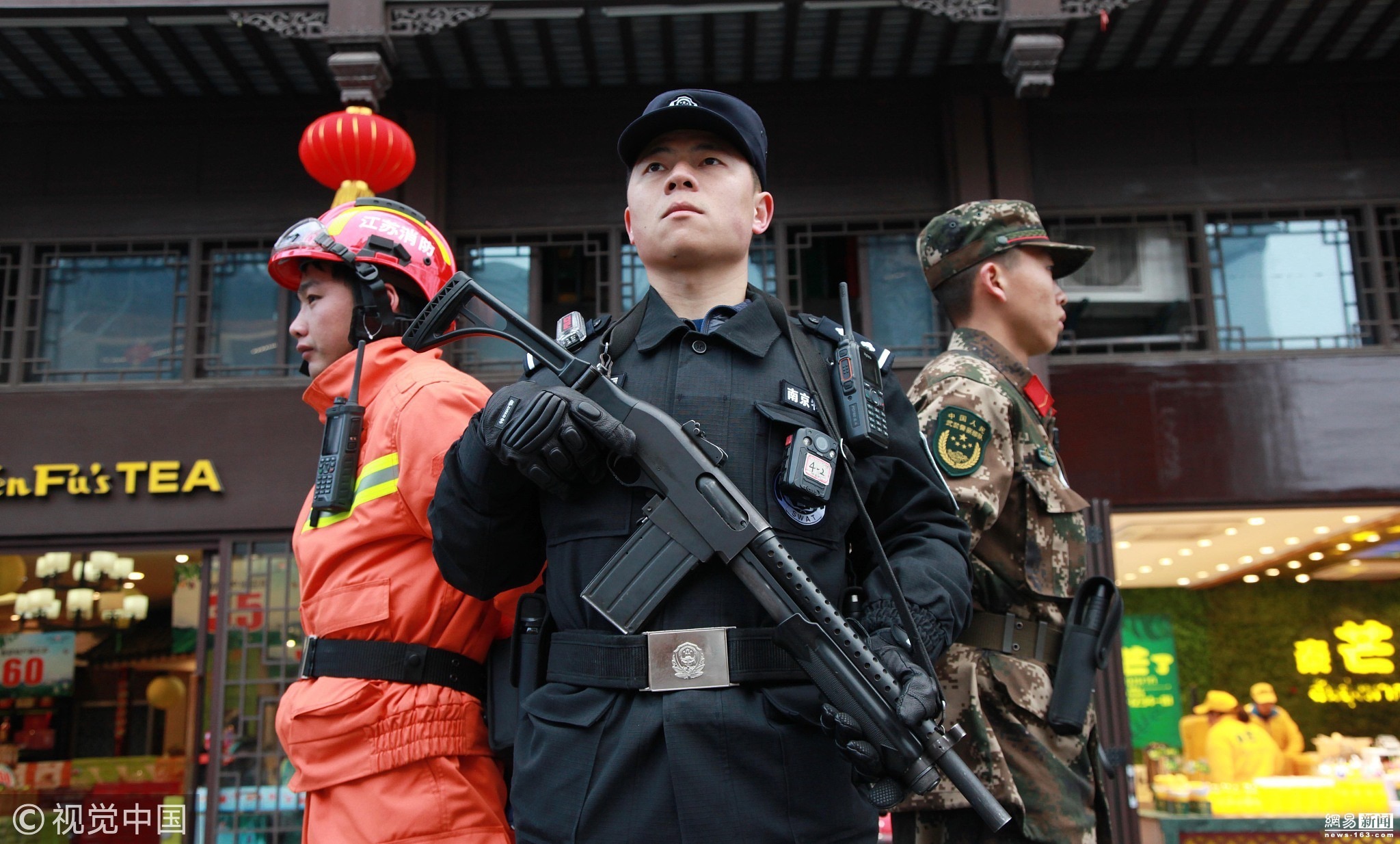 近40万人游秦淮灯会 特警武警消防保平安