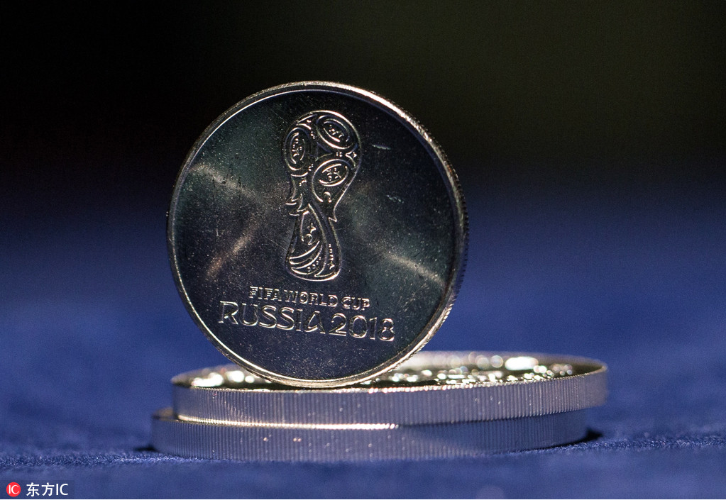 当地时间2017年7月5日，俄罗斯莫斯科，俄罗斯央行发布新款世界杯纪念币，小巧精致设计出众。