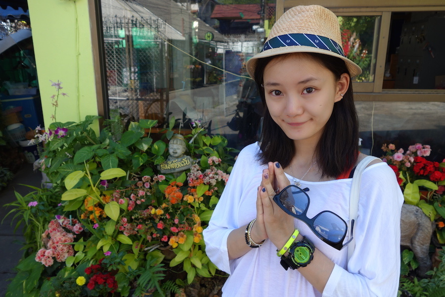 馨子素颜国外游 不施粉黛元气满满似少女