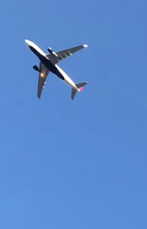 现场:一架由北京飞波士顿飞机起飞后机翼冒火