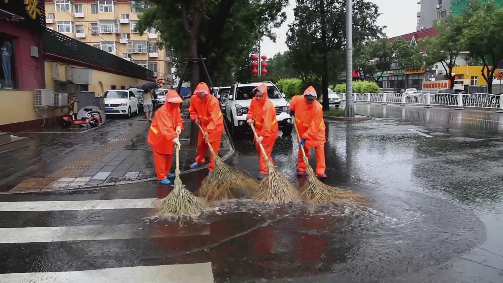 雨情就是命令！怀柔环卫公司全力保障道路畅通