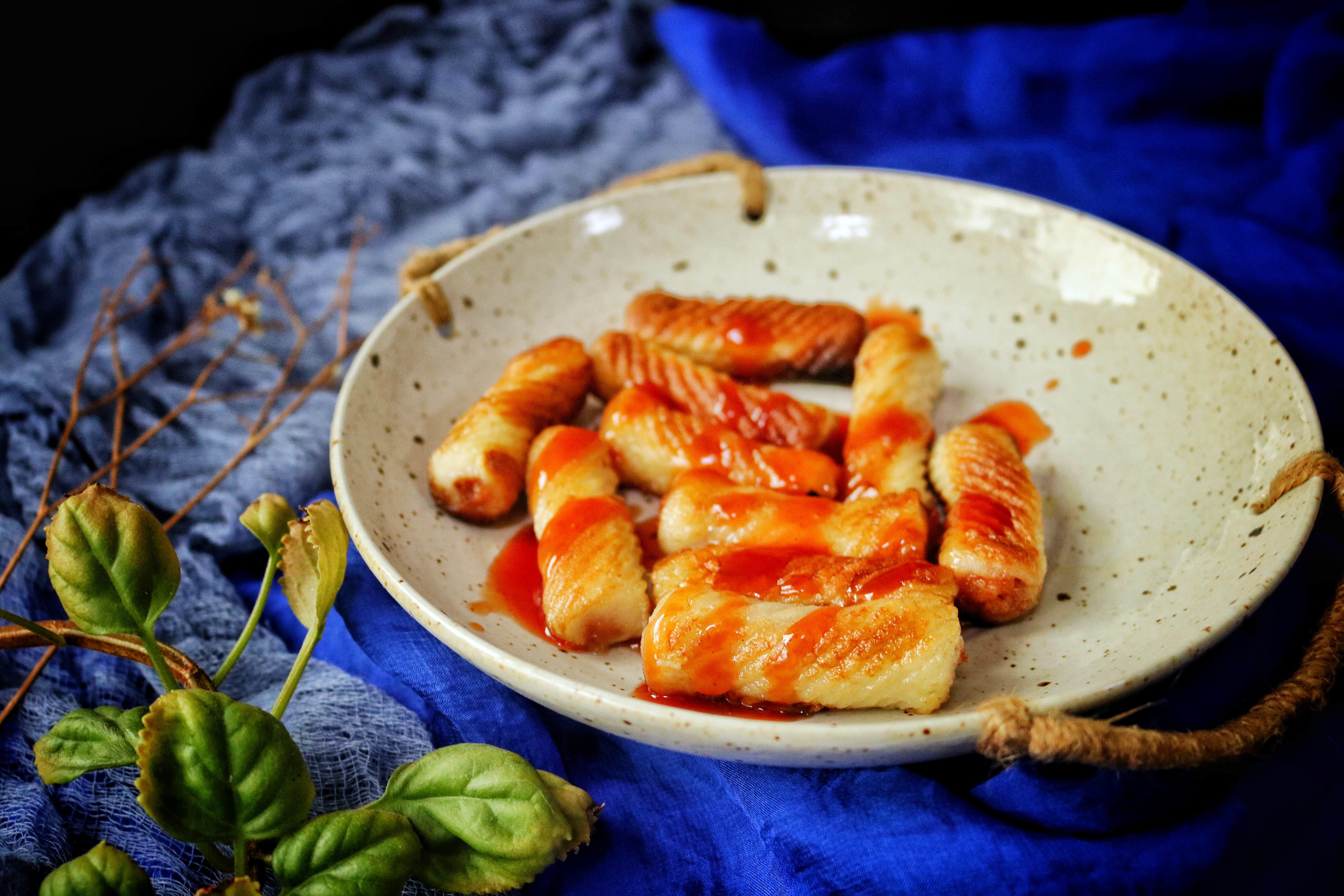 材料: 鱼肉卷300克 咕咾汁适量 色拉油适量