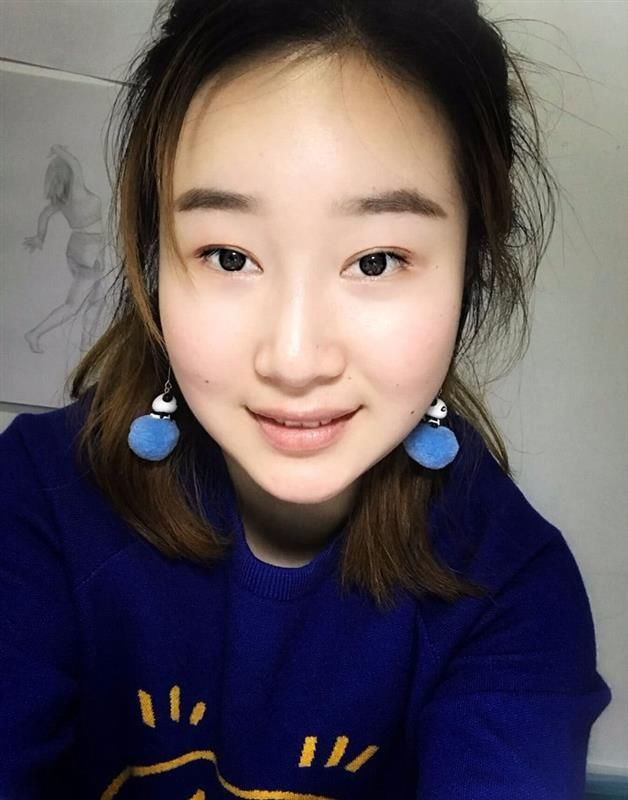 唐艺嘉一点也不像人们印象中的美术生——她每天早上都要读50分钟英语