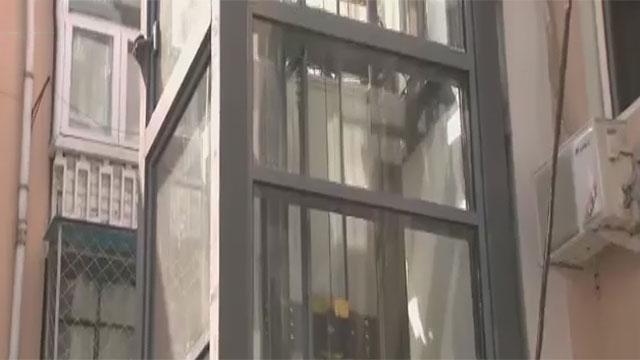 北京首个老楼外挂电梯投入使用 吸引众人参观