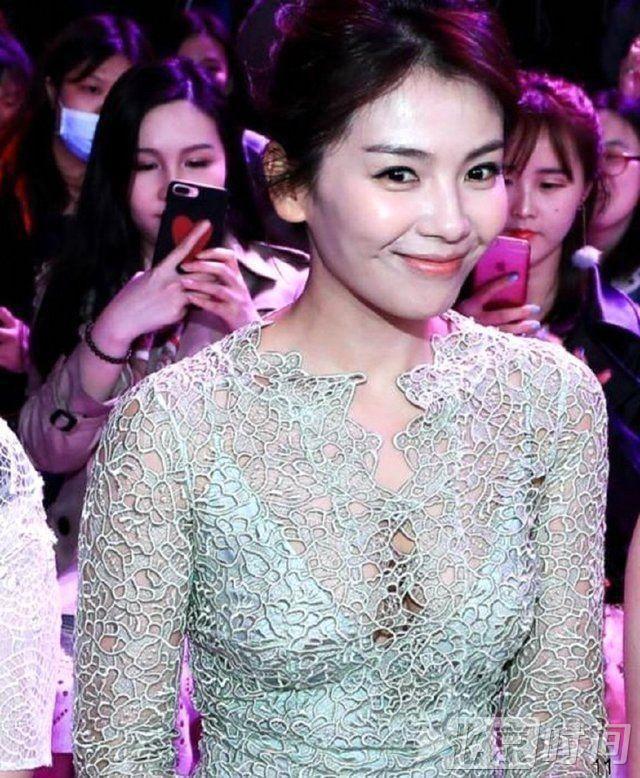 39岁的刘涛真是豁出去了,镂空透视装引爆全场,网友:惊艳全场!