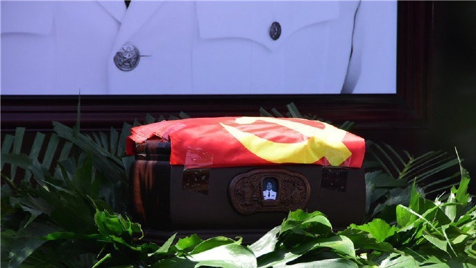 近日，海军某部一架战机在海南省乐东县境内组织飞行训练时失事，两名飞行员不幸牺牲，其中一名飞行员任永涛是陕西省西安市鄠邑区人。3月18日，在鄠邑区举行“接英雄烈士回家”纪念活动，不少民众来到现场缅怀英烈。