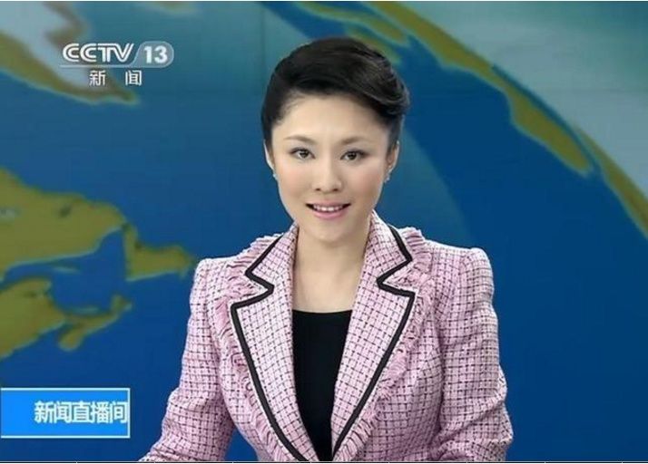 她是央视素颜最美主播,因直播中玩手机而出名