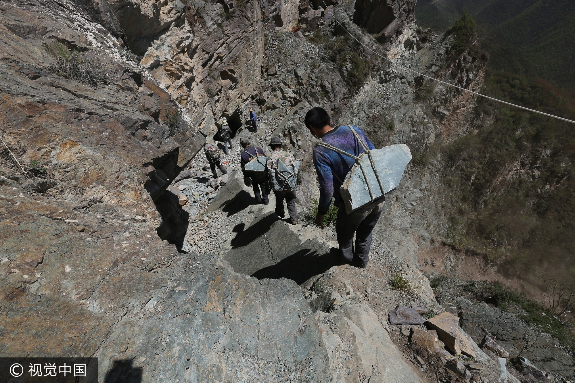 石料背到崖下后，再由毛驴驮着往山下4公里的村庄走，每头毛驴要驮七八十公斤的洮砚石料。