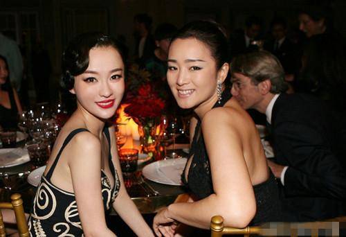 37岁霍思燕同框52岁巩俐,网友:一个像舞女,一个嫩的如少女