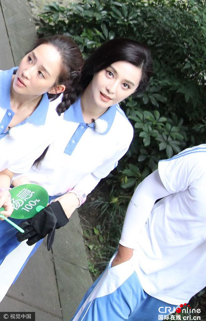 范冰冰张钧甯成都录节目 扎麻花辫脸蛋红扑扑少女气息浓