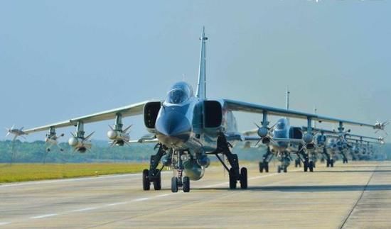 中国歼轰7B战机疑似现身鼎新基地 已换空军制