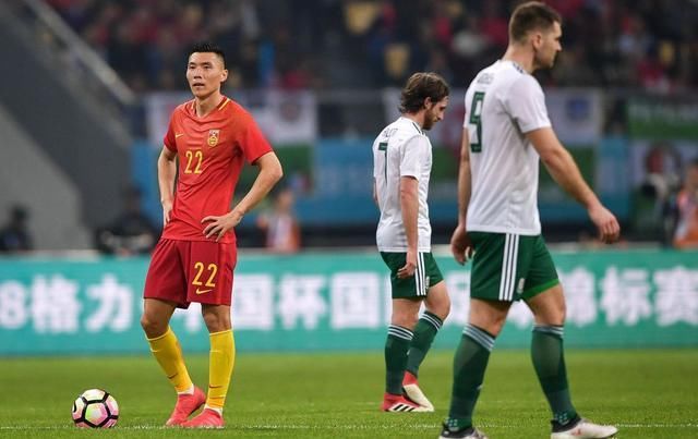 中国足球再现奇葩1幕:在国家队踢前锋,却在俱