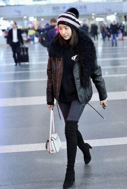 37岁董洁真会穿!牛仔裤套在过膝长靴里,不但显