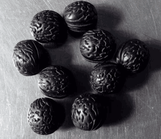 中国人去巴基斯坦旅游, 买了20颗黑核桃30颗宝