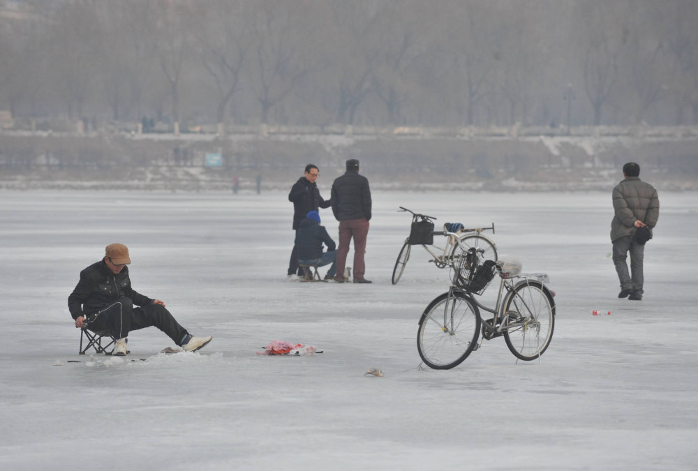 他们钓起小鱼后 竟把鱼放冰面上冻死