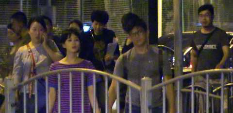 刘诗诗吴奇隆甜蜜压马路! 手牵手不撒手!