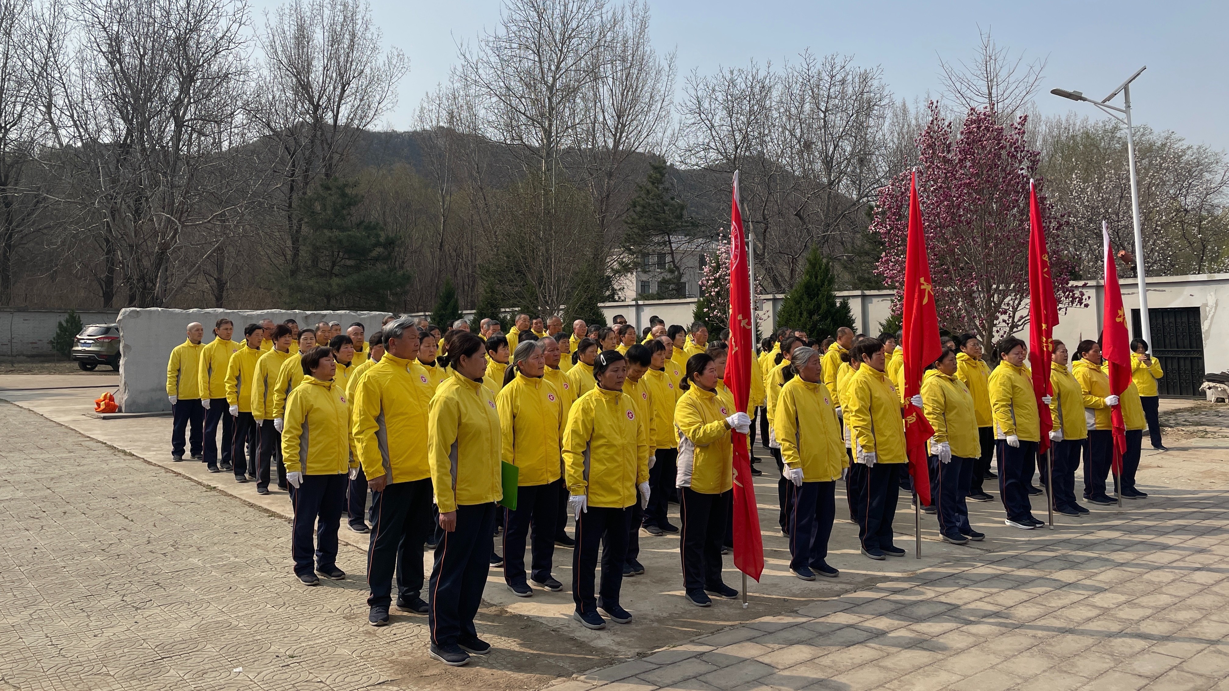 追寻红色足迹！昌平区百余名文明引导员清明祭英烈