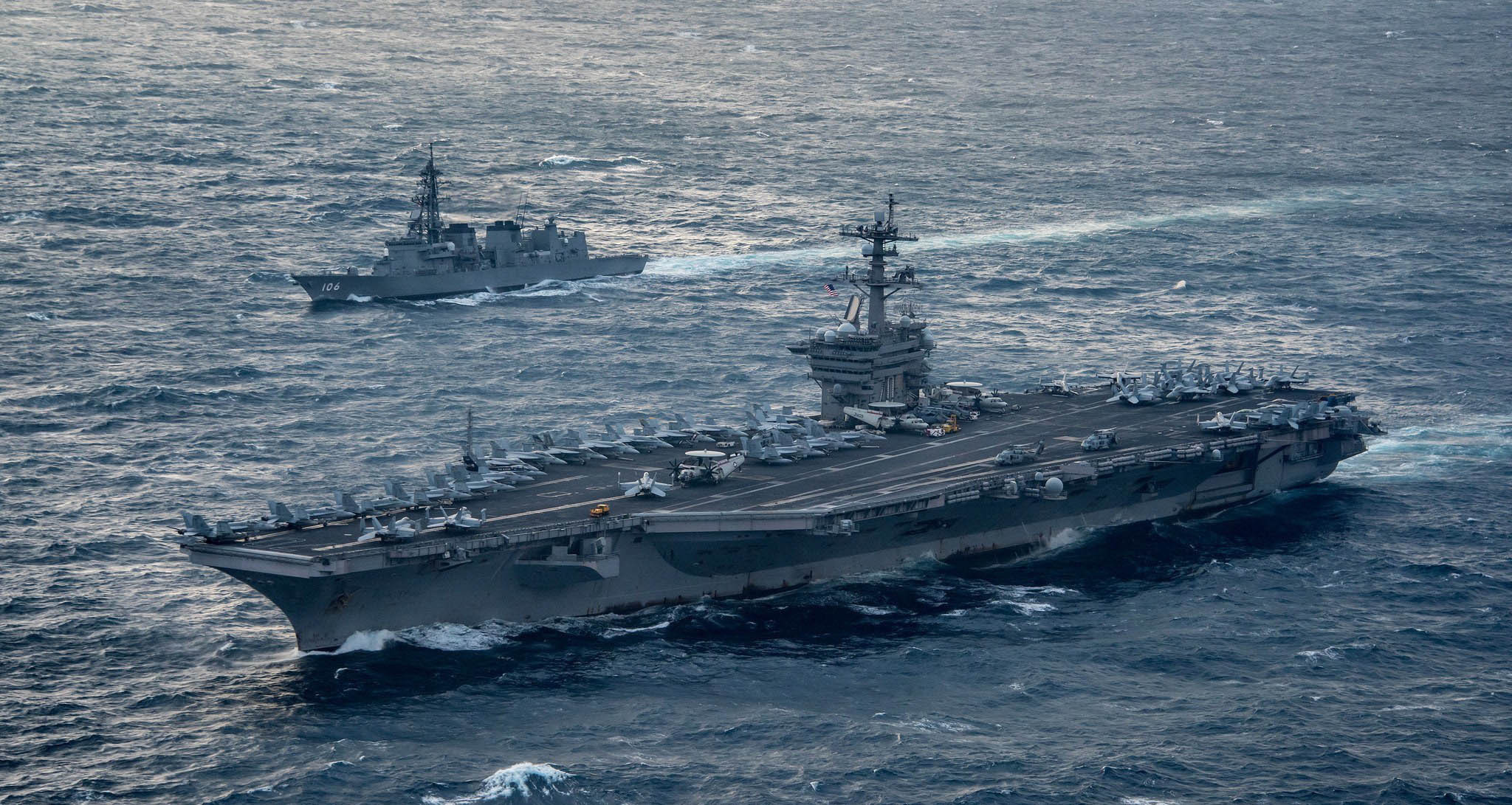 美军航母航行至中国东海 日本军舰随行