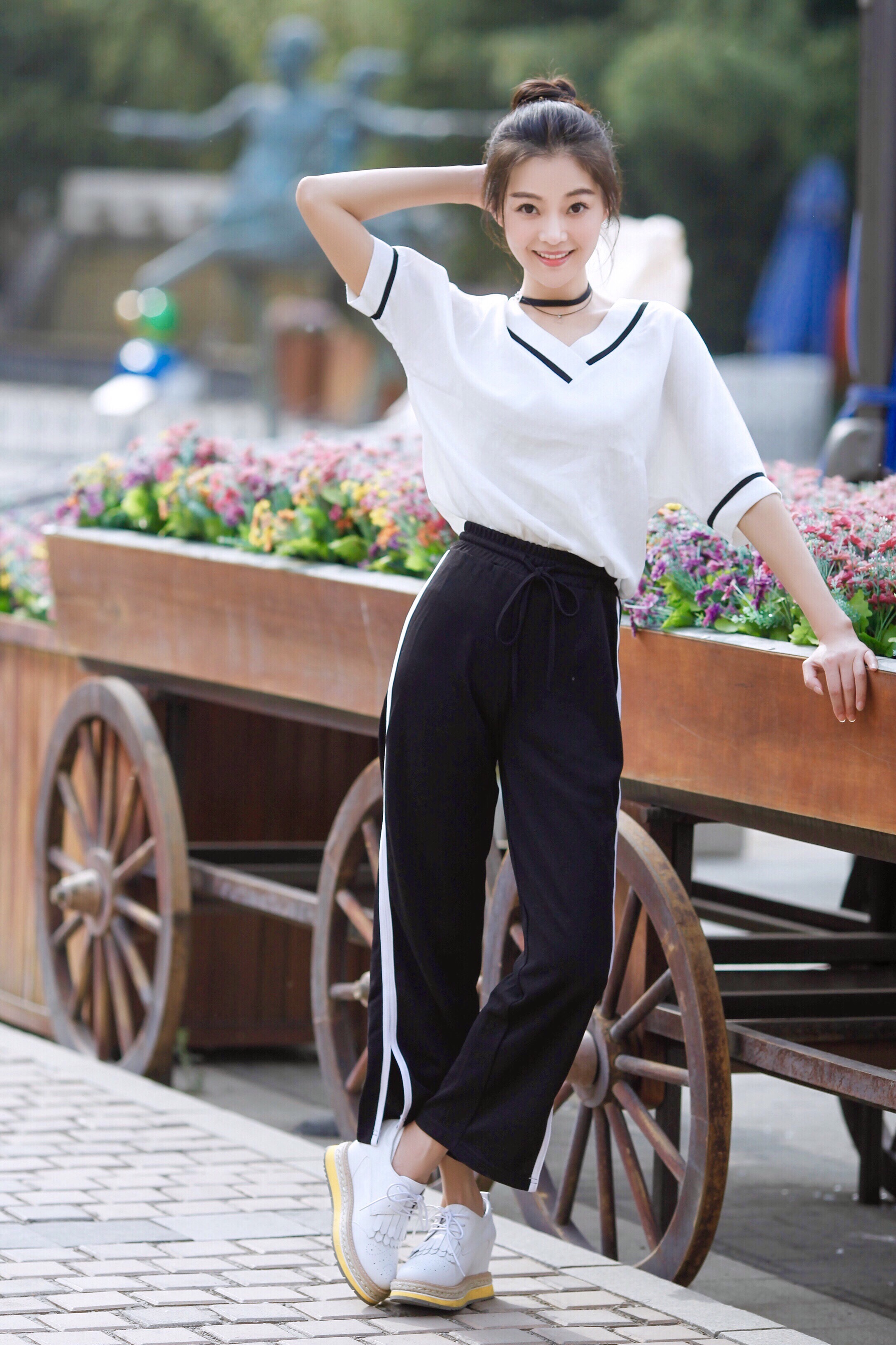 郭艳最新街拍曝光 简约学院风尽显少女活力