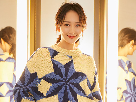 王鸥几何毛衣配短裙长腿吸睛 助阵好友韩火火品牌秀露招牌甜笑