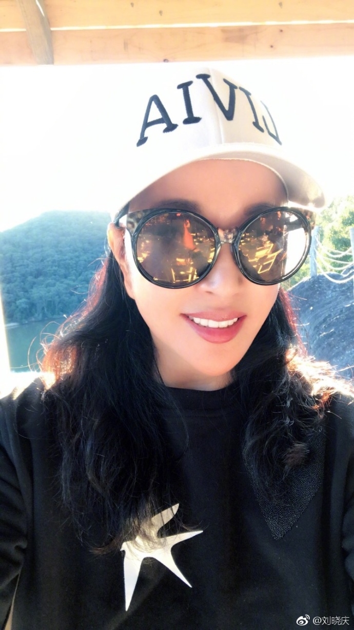 冻龄女神!61岁刘晓庆逆生长 打扮时尚巴掌脸似少女