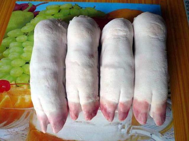 把生猪蹄洗干净,用开水烫一下捞出,控净水分.