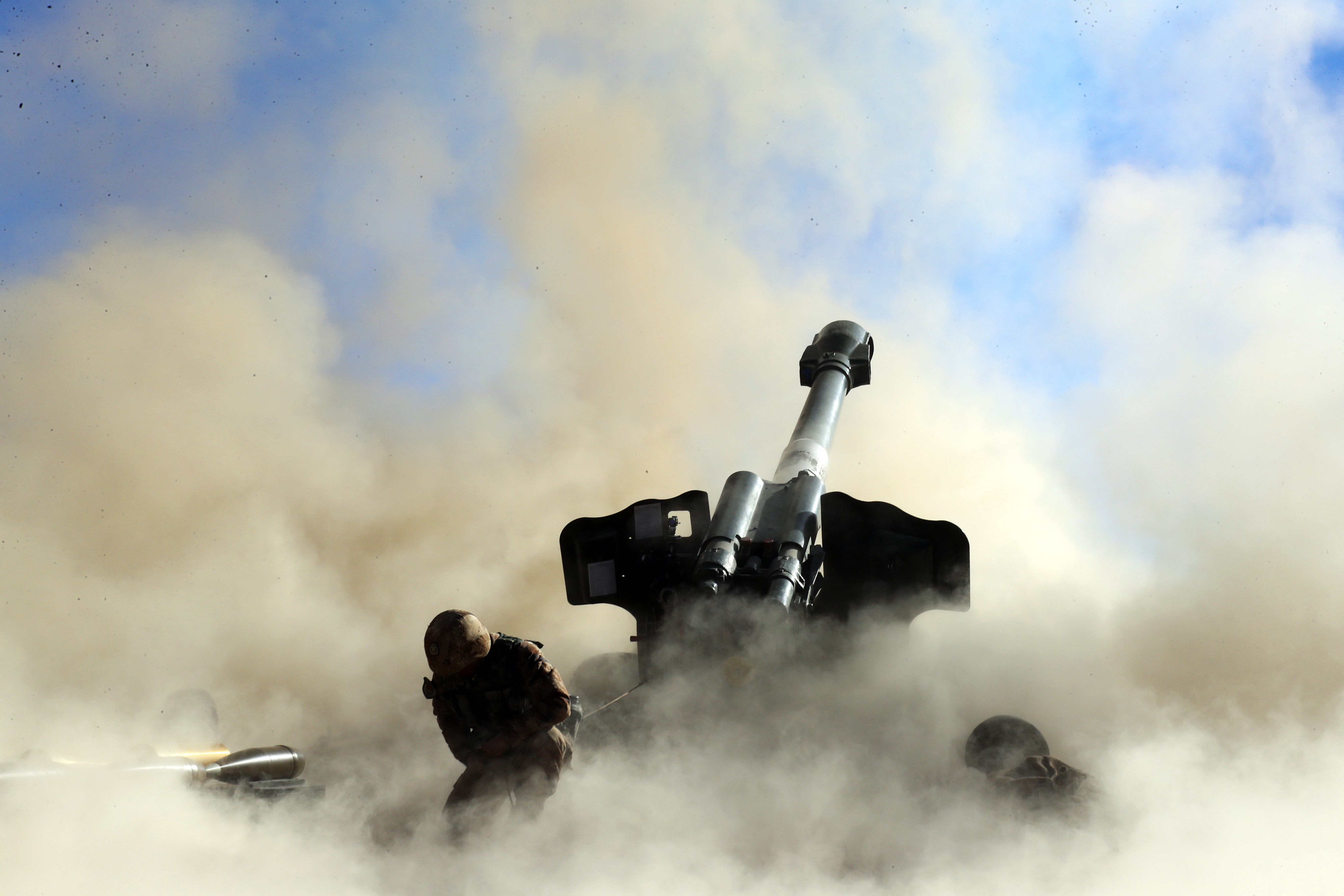 据了解,高原气候恶劣,炮兵分队坚持从难从严紧贴实战锤炼官兵,采取