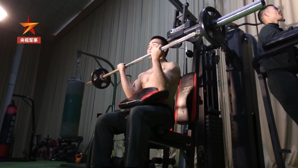 00后健身达人参军要当特战尖兵