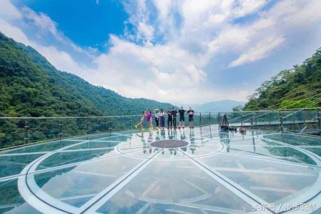 广东清远古龙峡景区玻璃桥突然碎裂吓哭众多
