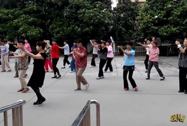 大妈广场舞健身扰民,附近居民报警100余次,警