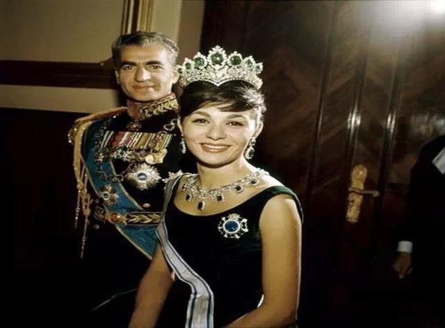 这俩国家政变都是王室成员发动,为何平民百姓