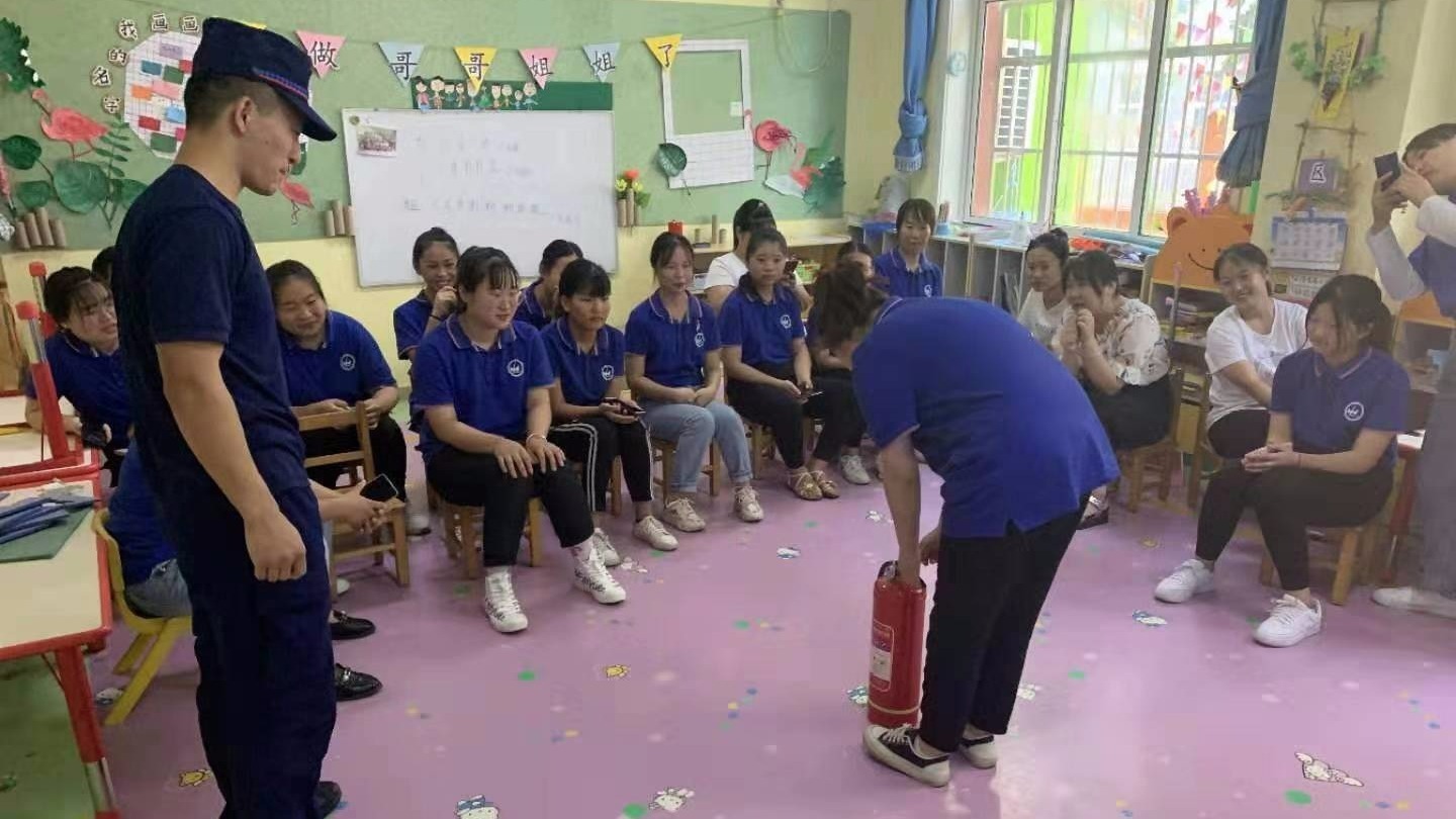 消防员走进幼儿园与老师们实操互动 提升初级灭火技巧