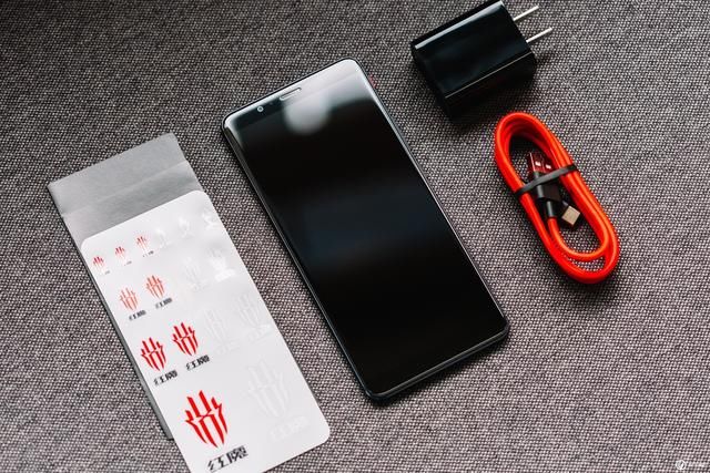 RGB背光+四大散热 努比亚红魔手机2499元