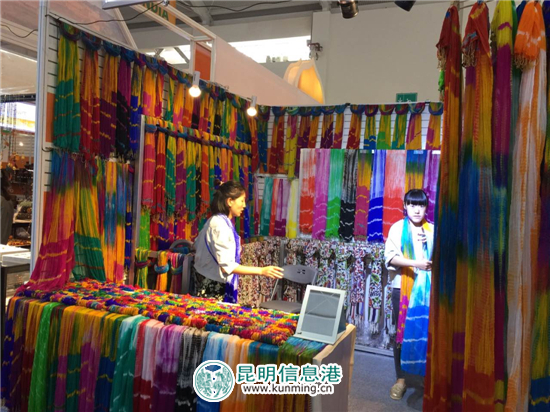 五颜六色的扎染围巾