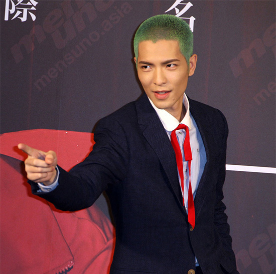 惊呆！萧敬腾绿色寸头亮相 造型奇特考验颜值