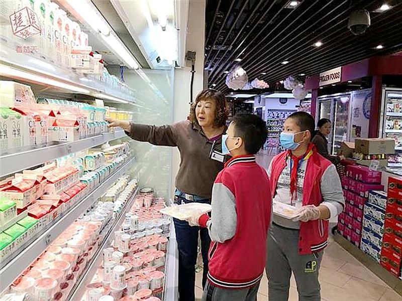 武汉小学生参与职业体验 感受幸福是奋斗出来