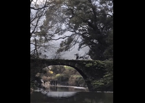 而在照片的拍摄现场，老农和牛身后，是和杨家溪“异曲同工”的烟雾。