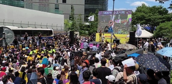8月14日中午，第1400次周三示威和“世界第7届日本军慰安妇祭奠日”集会，在韩国首尔钟路区日本大使馆前举行。当天，首尔白天气温接近37度，闷热难耐，但初中、高中学生和市民等2万余人聚集和平路街道，形成了“黄色蝴蝶”浪潮。