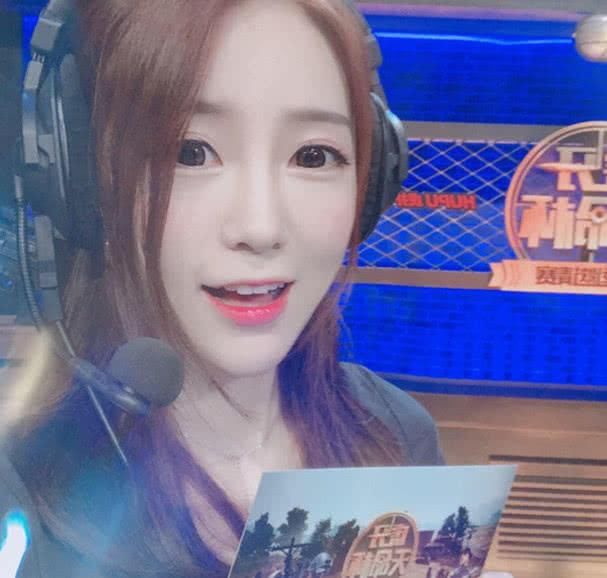 继饺子君后,又一女解说凭黑丝大长腿走红,比赛