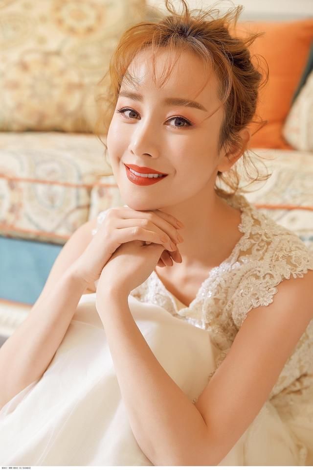 她是《夏家三千金》的杨真真,整容成千面女王