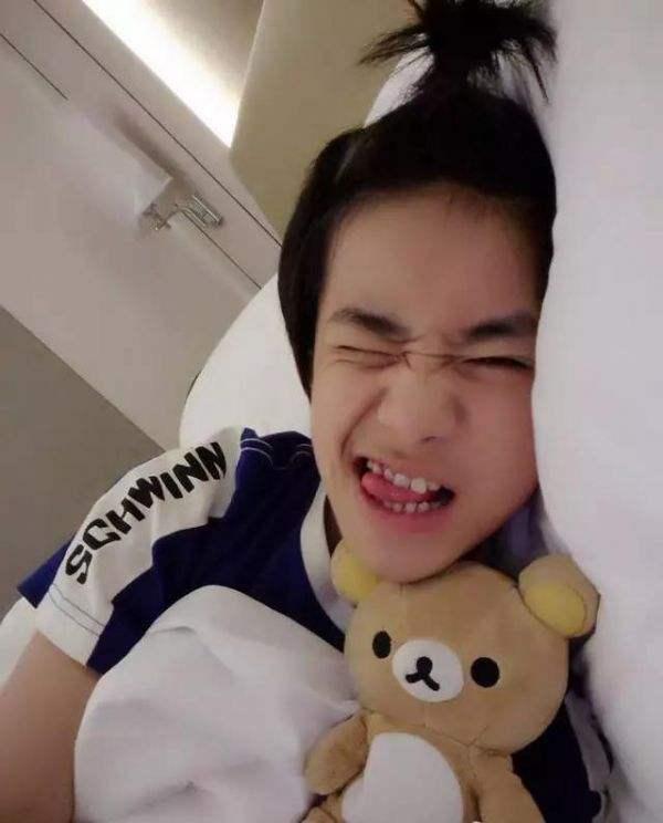 易烊千玺本来就很萌,绑上苹果头,还要对着镜头卖萌,这样的易烊千玺,你