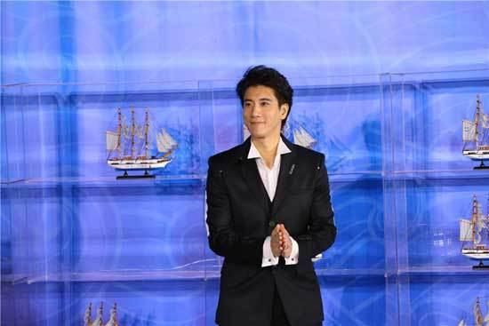 12.4新闻 赵丽颖获2017腾讯视频星光大道赏年