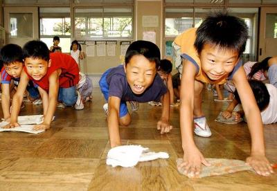 日本人捡垃圾捡到巴黎 日媒:爱干净还是多管闲