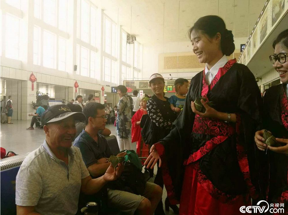 5月28日是端午节放假的第一天,山东孔子故里的兖州火车站在候车室精心推出“浓情端午品味儒学”主题活动,让游客在候车休闲、参与体验中感触孔子故里的文化底蕴。在此候车的300多名旅客兴致勃勃的过了一个具有浓郁传统气息的 “特殊”节日。(摄影报道:陈静 孔令鹏)